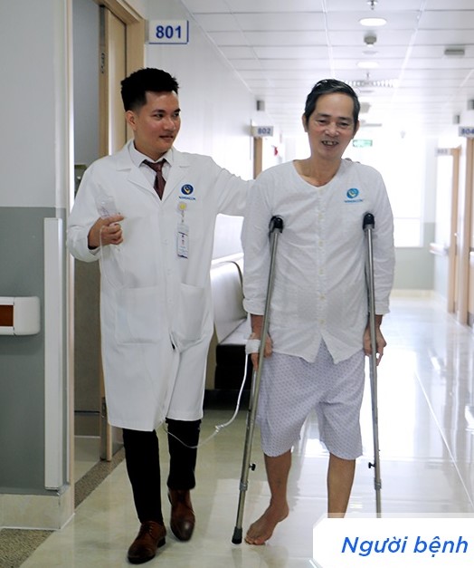 Bác sĩ mổ đứt dây chằng chéo Lê Văn Quỳnh giúp người bệnh phục hồi sau phẫu thuật. Ảnh: Website drquynh.com