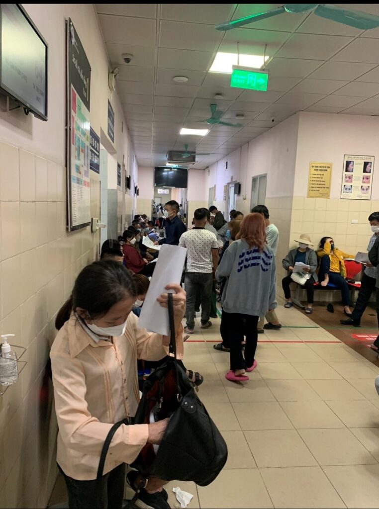 Chờ khám tại bệnh viện Đại học Y Hà Nội